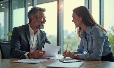 Homme d'âge moyen et jeune femme discutant au bureau