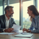 Homme d'âge moyen et jeune femme discutant au bureau