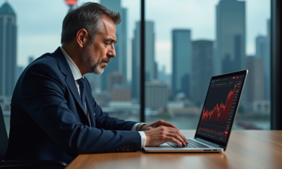 Homme d'affaires regardant des graphiques de cryptomonnaie à Toronto